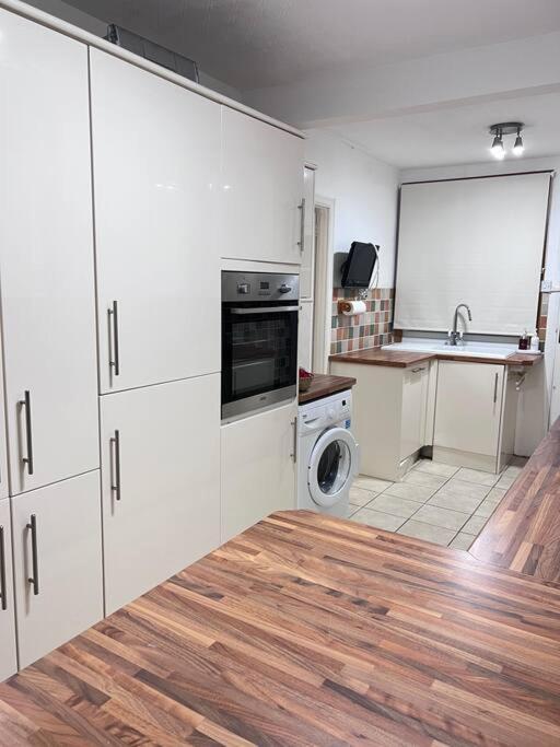 Spacious 3 Bed Flat - Beach Nearby - No Pets Southend-on-Sea Exterior foto
